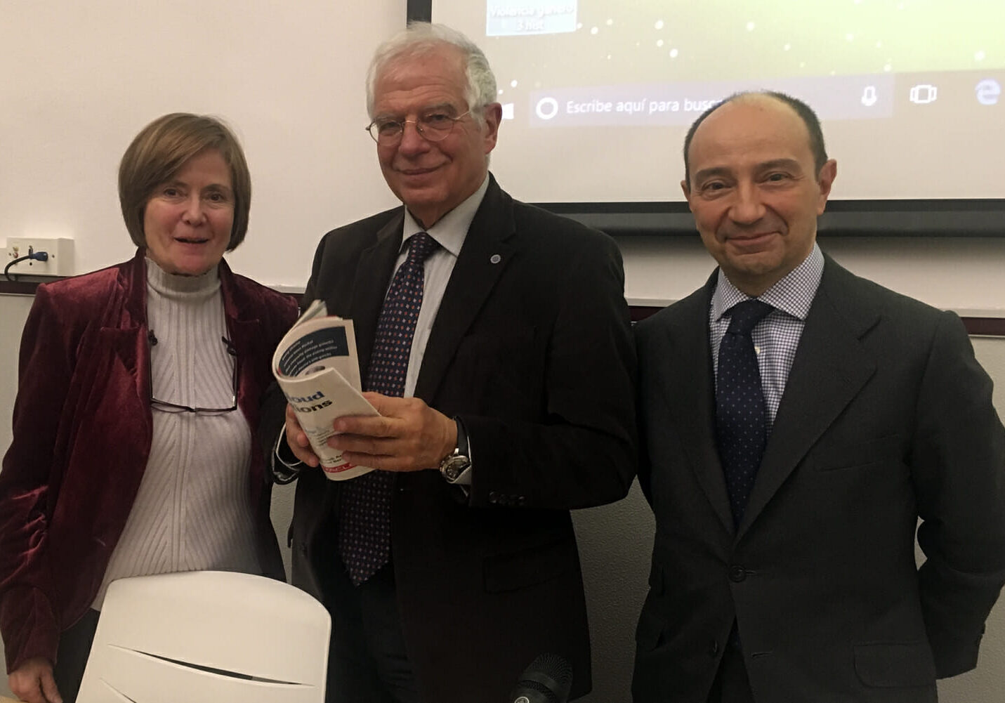 Conferencia en la Universidad de Mayores del CES Cardenal Cisneros. José Borrell: “En las elecciones catalanas va a haber una participación récord”.